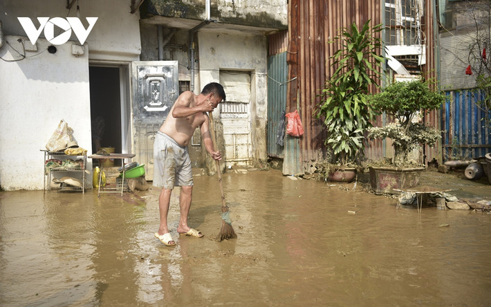 Nước rút, để lại một khối lượng lớn bùn đất, rác thải, khiến người dân khá vất vả dọn dẹp vệ sinh.