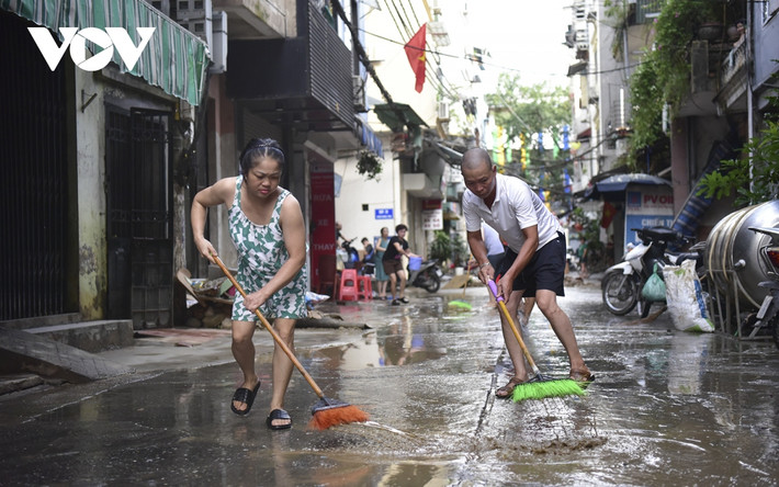 Không chỉ vệ sinh trong phạm vi gia đình, các hộ trong phường còn hỗ trợ nhau dọn dẹp sau lũ.
