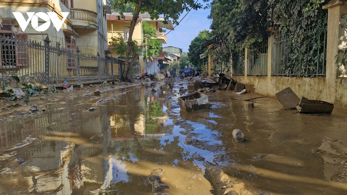 Toàn bộ các khu phố thuộc phường Hồng Hà đều chất đầy bùn, rác