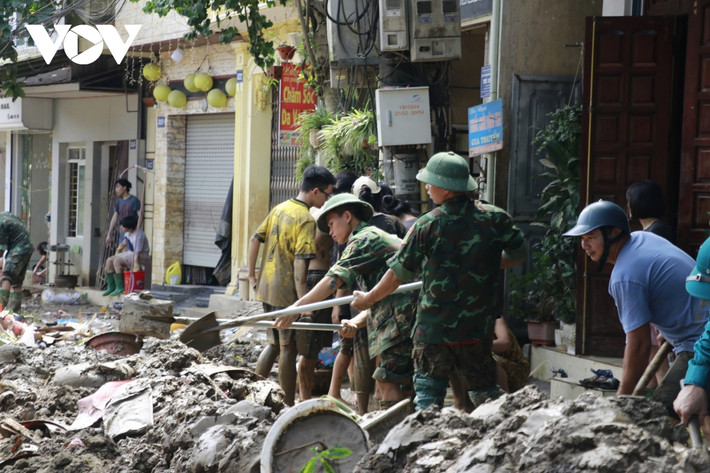 Tranh thủ nước rút đến đâu, người dân và lực lượng chức năng vệ sinh, dọn dẹp đến đó.