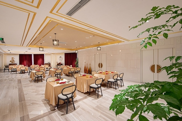 Ngoài các phòng nghỉ sang trọng, khách sạn còn có quầy bar và hai nhà hàng. (Ảnh: Dolcehanoigoldenlake)