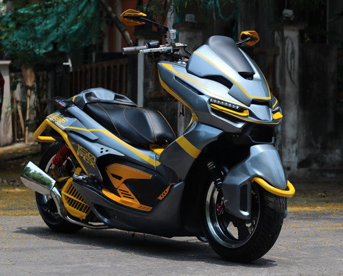 PCX phiên bản Transformer với cái đầu kỳ quái, ống pô tách rời.