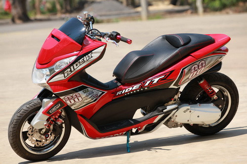 PCX phiên bản RIDE IT thiết kế nhìn ngầu không khác gì một con xe đua.