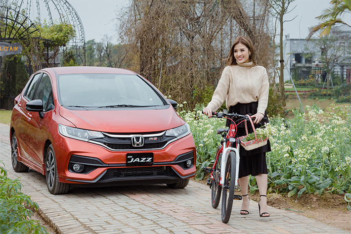 Honda Jazz sở hữu động cơ i-VTEC 4 xy-lanh dung tích 1.5L cho công suất tối đa 118 mã lực tại 6.600 vòng/phút và mômen xoắn cực đại 145 Nm tại 4.600 vòng/phút. Sử dụng hộp số vô cấp CVT với cơ chế G-design tối ưu vận hành và công nghệ Earth Dreams, Honda Jazz có mức tiêu thụ nhiên liệu trong điều kiện tiêu chuẩn là 5,6 l/100 km.
