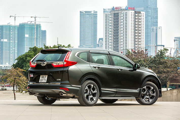 Với mức giá bán lẻ đề xuất mới trong tháng 4/2018 này, Honda CR-V 2018 đã tăng thêm 5 triệu đồng cho tất cả các phiên bản. Cụ thể từ 963 triệu cho phiên bản 1.5E, 1,003 tỷ đồng cho bản 1.5G và 1,73 tỷ đồng cho phiên bản 1.5L. Honda CR-V phiên bản 2018 mới tự tin sẽ đón nhận được sự quan tâm đông đảo của khách hàng.