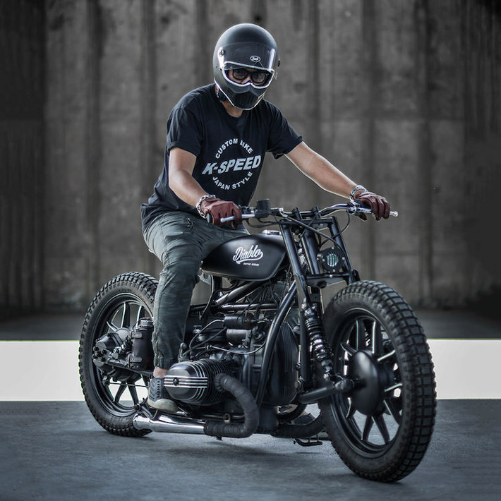 Với kinh phí không quá lớn, hãng độ Thái Lan- K-Speed đã "lột xác" thành công chiếc xe Ural đồng nát cũ kỹ, biến nó trở thành một chiếc xế độ bobber đầy phong cách và cực "ngầu".