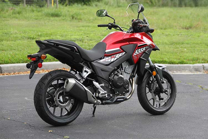 Hệ thống treo phía sau của xe dạng phuộc đơn monoshock sử dụng kết cấu Pro-link của Honda có khả năng điều chỉnh. So với mẫu CB500XA 2017 từng ra mắt trước đây, phiên bản mới này không thay đổi về kiểu dáng, nó chỉ được lược bỏ đi những chi tiết rườm rà không cần thiết.