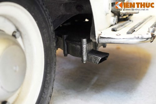 Chiếc pô vuông không có ống tiêu hay vách ngăn mà chỉ có những rãnh zíc zắc bên trong làm cho xe có tiếng rít lên khi chạy. Biệt danh "Rumi hú" của chiếc Rumi Formichino cũng từ đó ra đời.