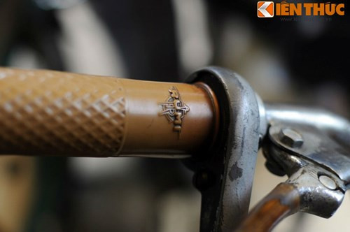 Qua bao năm tháng, những chi tiết trên xe vẫn còn giữ được khá nguyên bản. Ảnh: Ống tay bằng nhựa của xe vẫn còn logo Rumi.