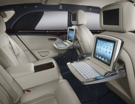 Bộ thiết bị thông tin trong xe Bentley: Giá 1 bộ gồm iPad, bàn phím, hai màn hình kèm tai nghe, và 1 màn hình thả từ trên xuống 12-inch? Tổng sẽ là 32.000 USD nếu bạn mua 1 chiếc Mulsanne.