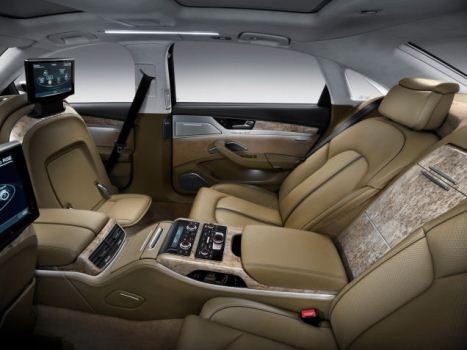 Ghế để chân của Audi: Audi cho rằng đây là chiếc giúp bạn duỗi chân thoải mái. Nhưng có vẻ nó chỉ tốn diện tích hơn là tiện lợi.