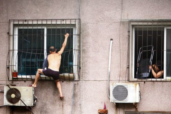 Cảnh sát đã có mặt tại hiện trường để thuyết phục người đàn ông đầu hàng, nhưng người đàn ông này không đồng ý và trèo qua cửa sổ dọa tự tử.