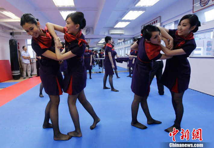 Các nữ tiếp viên của hãng hãng hàng không Hong Kong Airlines luyện tập đối kháng.