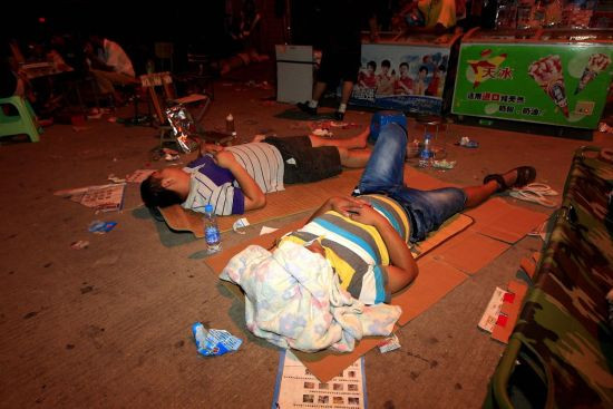 Người đứng, kẻ nằm... để chờ xin học cho con.