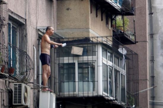Một người đàn ông đã dùng dao không chế mẹ đẻ làm con tin trong nhà.