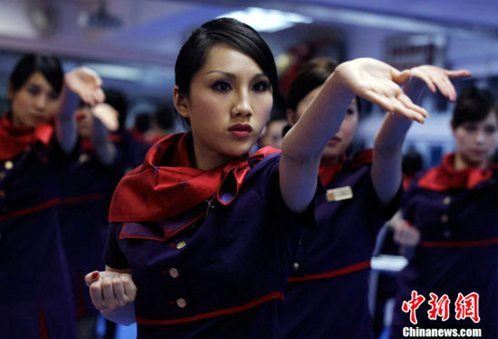Các nữ tiếp viên của hãng hàng không Hong Kong Airlines được đào tạo môn võ Vịnh xuân nhằm đối phó với tình trạng hành khách say sỉn và quấy rối trên các chuyến bay.