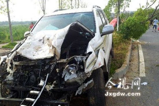 Một nhân chứng có tên là Deng cho biết tài xế nồng nặc mùi rượu và là người duy nhất trong xe. Chiếc xe đã đâm vào 4 người đứng cạnh một quầy bán trái cây và một ô tô đang đỗ bên lề đường, khiến 4 người thiệt mạng và làm chiếc xe bị đâm hư hại nặng.