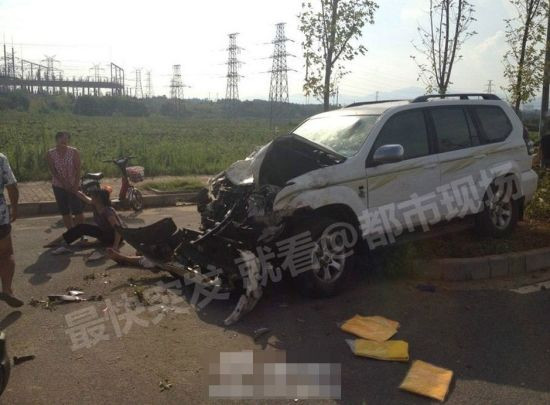 Cảnh sát đã phát hiện hiện thấy chứng minh thư và bằng lái xe mang tên Xu Jianping trong chiếc xe gây tai nạn tại thành phố Nam Xương, khiến 4 người thiệt mạng.