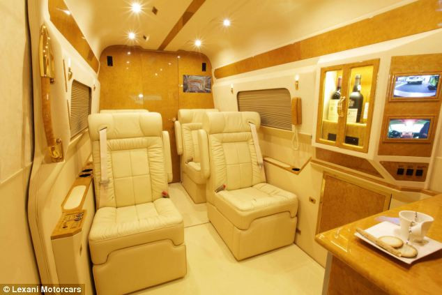 Ghế ngồi được thiết kế thủ công và được bọc da chất lượng cao.