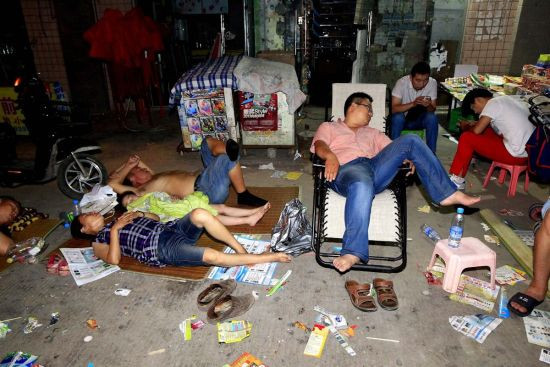Một số người mang cả ghế theo để nằm chờ.