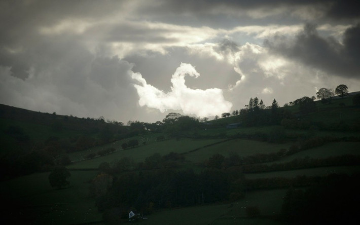 "Rồng lửa" trên bầu trời Brecon Beacons, Xứ Wales.
