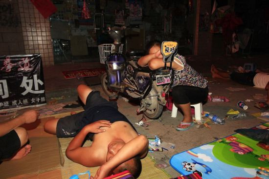 Trời nóng, người đàn ông này không ngần ngại cởi trần nằm ngủ trên đường.