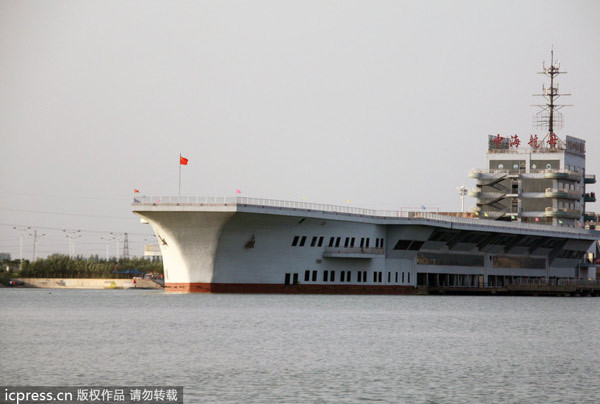 Tòa nhà khổng lồ, với kích thước và hình dạng giống như tàu sân bay USS Enterprise của Mỹ, được thiết kế chức năng như một tổ hợp giải trí ở thành phố cảng Tân Châu, tỉnh Sơn Đông.