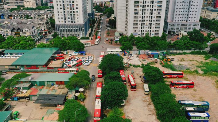 Những chiếc xe đưa đón công nhân, taxi không được lăn bánh đón trả khách, cũng nằm rải rác quanh khu đô thị 24/24 thay vì chỉ ban đêm vào ngày thường. Ảnh: Hoàng Hà.