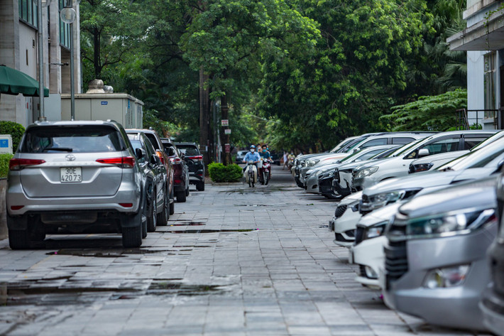 Dọc theo các tòa nhà, khu đô thị và vườn hoa, hình ảnh ôtô đỗ kín vỉa hè, lòng đường xuất hiện khá nhiều bất kể ngày thường hay thứ bảy, chủ nhật. Ảnh: Đức Anh.