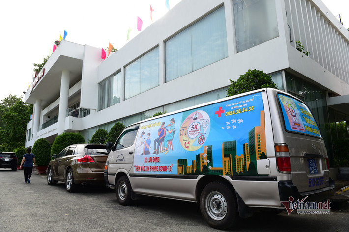 TP.HCM tiếp tục triển khai các đội tiêm lưu động để tiêm vắc xin trong lúc người dân đang thực hiện giãn cách. Sáng 4/8, xe tiêm vắc xin lưu động đến điểm tiêm Công ty may Phong Phú, đường Tăng Nhơn Phú, quận 9, TP Thủ Đức. Hàng trăm công nhân tại đây được tiêm vắc xin.