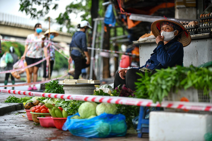 Chợ Ngã Tư Sở bắt đầu mở bán từ 6h sáng mỗi ngày, khung giờ cao điểm khoảng từ 7-8h. Tuy vậy, theo quan sát của phóng viên, trong 2 giờ đồng hồ có mặt, lượng người mua chỉ khoảng 15-20 người trong giờ cao điểm. “Trước đã vắng, nay còn xuất hiện các ca nhiễm, buôn bán thực sự rất ế ẩm”, một người bán rau chia sẻ.