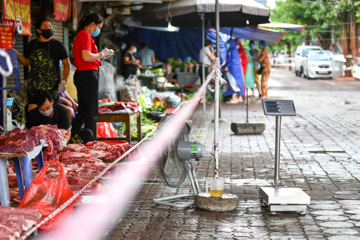 Sáng 27/8, chợ Ngã Tư Sở khá vắng vẻ. Nhiều người dân chuyển sang khu vực khác để mua thực phẩm để đảm bảo an toàn.