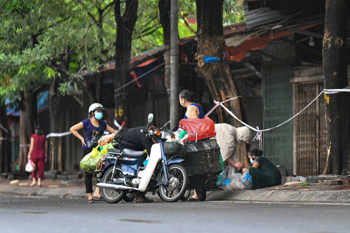 UBND phường Ngã Tư Sở cũng đã phối hợp với Ban quản lý chợ quận Đống Đa lập chốt tại khu vực trước cửa chợ, không cho người dân mua bán hàng hóa tại đây. Tuy nhiên vẫn có số ít người bán hàng hoạt động bằng xe máy. Khi bị nhắc nhở, họ di chuyển qua cầu Mới, thuộc địa bàn quận Thanh Xuân. Khi đó Ban quản lý chợ Ngã Tư Sở lại không thể can thiệp được.