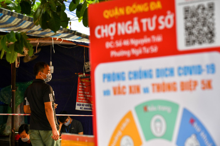 “Ngay sau khi được Trung tâm kiểm soát bệnh tật CDC Hà Nội nhận định, chúng tôi đã tiến hành lên danh sách các tiểu thương và kiểm soát người đi chợ một cách chặt chẽ, thông qua phiếu đi chợ và khai báo y tế, sẵn sàng cho buổi lấy mẫu và xét nghiệm nếu có”, ông Bằng cho biết.