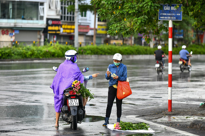 Bước đầu, CDC Hà Nội nhận định có thể nguồn lây của ổ dịch ở Thanh Xuân Trung là từ chợ khu vực Ngã Tư Sở. Ông Đặng Việt Bằng (51 tuổi), Phó trưởng Ban quản lý chợ Ngã Tư Sở, cho biết đơn vị đã đưa ra quản lý rất chặt chẽ tiểu thương. Tiểu thương chỉ được phép vào chợ từ 4h30 sáng để chuẩn bị và 6h bắt đầu mở cửa đón khách.