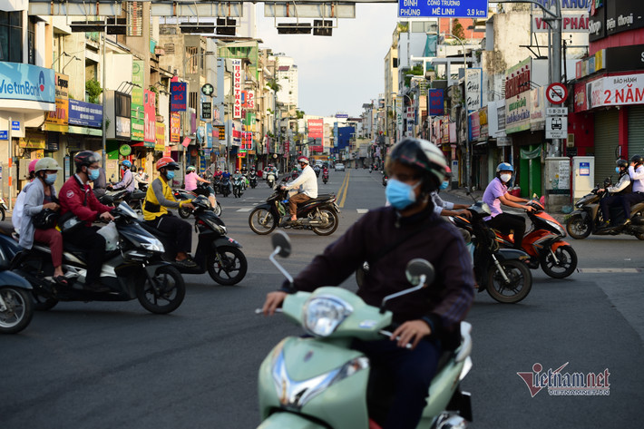Khoảng 4 - 5h chiều, các phương tiện di chuyển đông đúc trở lại trên một số đường phố ở TP.HCM