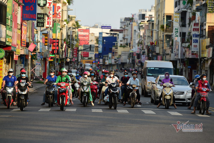 Loại trừ những người có lý do chính đáng được đi lại như: shiper, lực lượng phòng chống dịch, người đi tiêm vắc xin...vẫn còn nhiều người dân di chuyển trên đường