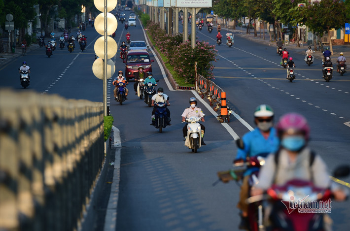 Dòng xe nối đuôi nhau di chuyển lên cầu Hoàng Hoa Thám quận Tân Bình