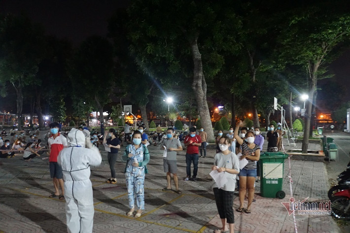 Tối muộn 7/8, phường Tân Hưng Thuận, quận 12 (TP.HCM) đã tổ chức tiêm vắc xin cho hơn 700 người dân, tuổi từ 18 đến dưới 65, không phân biệt hộ khẩu, chỉ cần cư trú trên địa bàn phường.