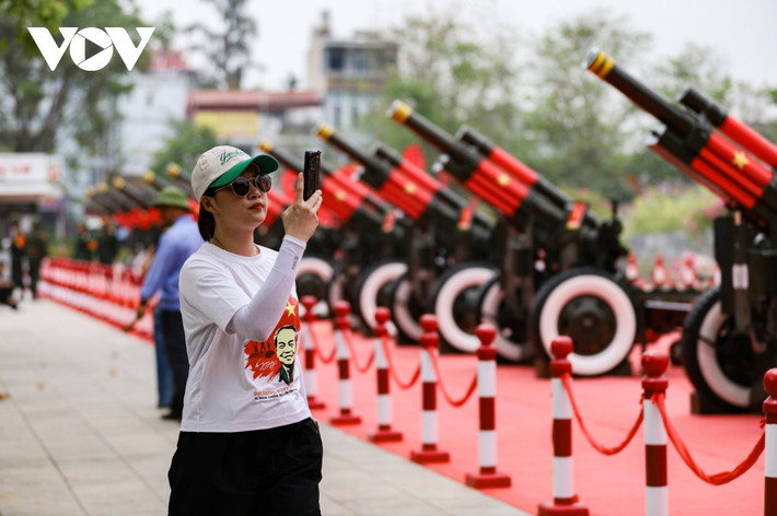 Người dân, du khách hào hứng chụp ảnh với dàn pháo lễ phục vụ cho Lễ kỷ niệm 70 năm Chiến thắng Điện Biên Phủ vào ngày 7/5 tới