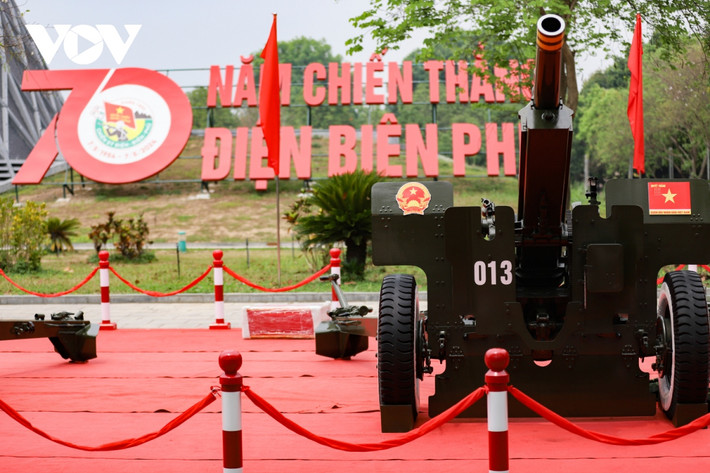 Tấm chắn bảo vệ hai bên được gắn Quốc huy Việt Nam và Quân kỳ quyết thắng của Quân đội Nhân dân Việt Nam