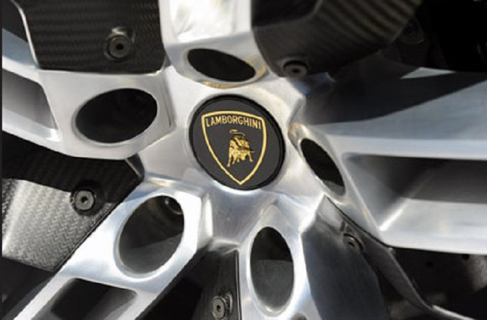 Bánh xe mạ crôm mang biểu tượng chú bò Lamborghini.