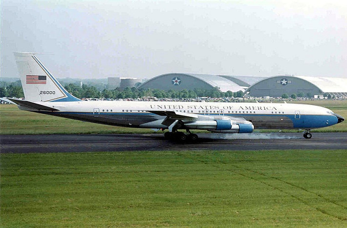 Trong năm 2013, Boeing đã chuyển giao 648 chiếc máy bay thương mại, tăng 7.8% so với năm 2012 để vượt mặt đối thủ nặng ký Airbus, trở thành công ty sản xuất máy bay lớn nhất thế giới. Trong ảnh là chiếc Boeing 707, một trong những mẫu máy bay đầu tiên của hãng.
