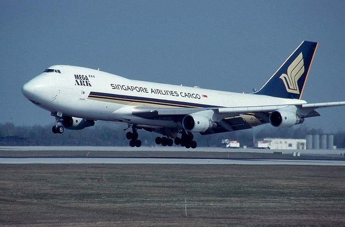 Những năm cuối thập niên 70, bất chấp tình hình kinh tế khó khăn, Boeing đã tung ra thị trường loại máy bay phổ biến nhất thế giới cho đến bây giờ, chiếc Boeing 747 và Boeing 737. Boeing 747 nhanh chóng trở thành sự lựa chọn số một đối với nhiều hãng hàng không thế giới.