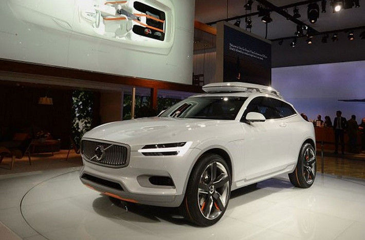 Volvo XC Coupe đến từ Thụy Điển lạ mắt với "đôi mắt" híp và dài ở mũi xe, dàn chở hàng và đuôi xe thon gọn.