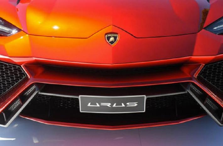 Phần mũi xe không quá khác biệt so với các dòng thể thao đặc trưng của Lamborghini: mạnh mẽ, góc cạnh và hầm hố.