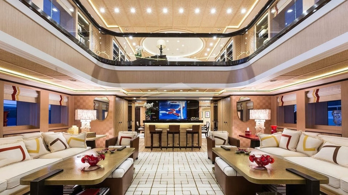 Được biết, Axioma là sản phẩm của Diana Scott, nhà thiết kế của studio Sterling Scott có trụ sở tại Monaco. Nội thất bên trong do Alberto Pinto thiết kế và du thuyền được công ty Dunya Yachts ở Thổ Nhĩ Kỳ đóng năm 2013. Trên bảng xếp hạng những du thuyền lớn nhất thế giới, Axioma xếp vị trí thứ 262.