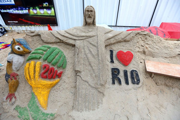 17 thành phố được chọn là chủ nhà của kỳ World Cup này, bao gồm có: São Paulo, Rio de Janeiro, Belo Horizonte, Porto Alegre, Brasília, Belém, Campo Grande, Cuiabá, Curitiba, Florianópolis, Fortaleza, Goiânia, Manaus, Natal, Recife/Olinda (sân vận động sẽ được chia sẻ bởi cả hai thành phố), Rio Branco và Salvador. Trong ảnh là một kiểu tình yêu bóng đá của fan hâm mộ.