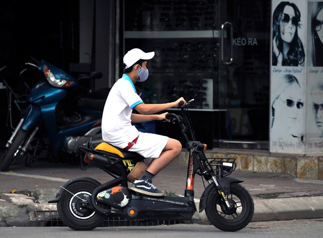 Bên cạnh đó, mối nguy còn xuất phát từ sự thiếu hụt nhiều chức năng an toàn của phương tiện. Tốc độ cao nhưng phanh xe để giảm tốc khá yếu. Xe nhẹ, nhiều người lạng lách và phớt lờ việc đội mũ bảo hiểm, điều này có thể dẫn đến nguy cơ chấn thương nặng nếu tai nạn xảy ra.