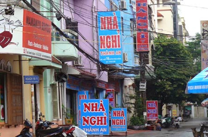 Mới đây, Huyện ủy huyện Thủ Thừa (Long An) vừa có quyết định cách hết các chức vụ trong Đảng đối với ông Trịnh Văn Ch. (Phó Chủ tịch UBND xã Long Thành) vì mối quan hệ không trong sáng với bà Võ Thị Ngọc Kh.(Phó Chủ tịch HĐND xã Long Thành). Vì cả hai đã có gia đình nên Đảng ủy xã đã nhắc nhở. Tuy nhiên, sau đó hai người lại bị bắt gặp vào chung một phòng ở nhà nghỉ tại phường Khánh Hậu, TP Tân An. Ảnh: minh họa.